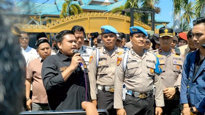 
 Ketua DPRD Septian Nugroho menerima aspirasi mahasiswa