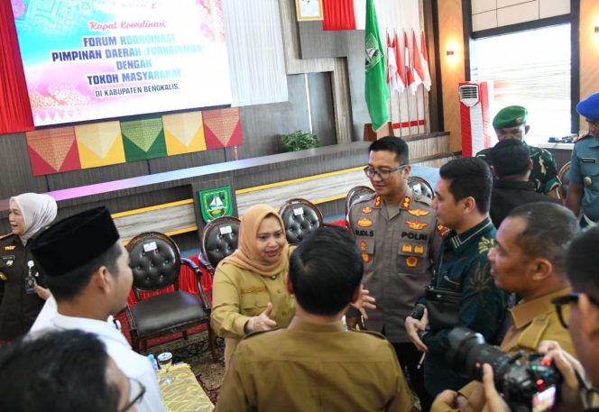 
 Bupati Kasmarni saat rapat koordinasi