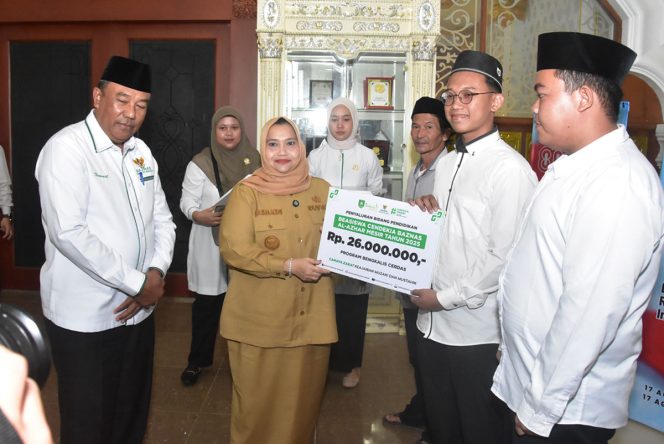
 Bupati Bengkalis sedang menyerahkan bantuan Beasiswa kepada pelajar Al Azhar