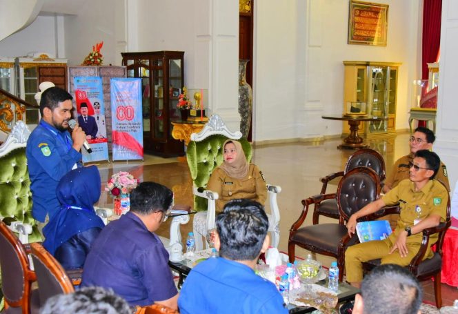 
 Bupati Bengkalis di dampingi sejumlah OPD menerima perwakilan tenaga Honorer dalam menyampaikan permohonan agar tenaga honorer tidak di PHK