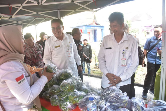 
 Kadis Diskominfotik H Sudarto bersama staf ahli bupati Johan Syah sari saat meninjau kegiatan pasar murah