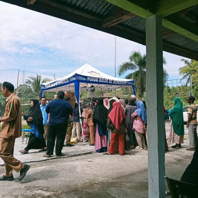 
 Warga Pedekik Antusias Belanja di Program Pangan  Murah