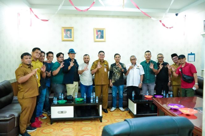 
 Pengurus PWI bersama Kadis Diskominfotik serta jajaran usai kegiatan audiensi