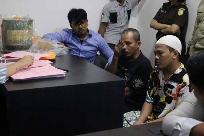 
 Dua terdakwa kasus pencabutan dalam proses dakwaan