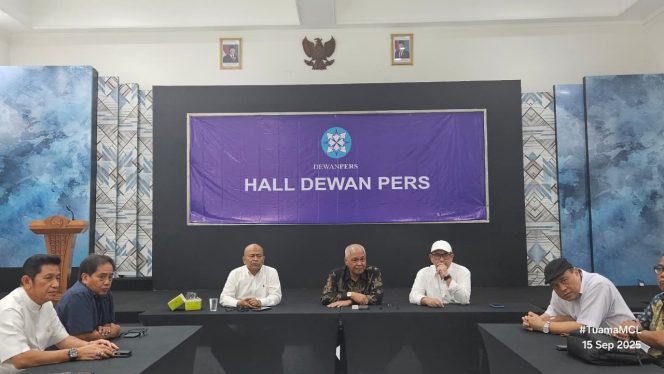 
 Ahmad Munir tengah bersama dewan kehormatan dan pembina saat menyampaikan susunan pengurus