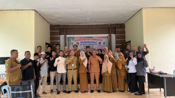
 Pj. Kades Jangkang Jaminan (tengah) bersama sejumlah tamu undangan di acara Musrembang desa