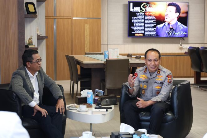 
 Ketua PWI Riau Raja Isyam bersama Kapolda Riau Hery heryawan 