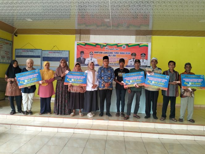 
 Pj. Kades Sungai Barang Budiman SE, MM bersama sejumlah penerima manfaat