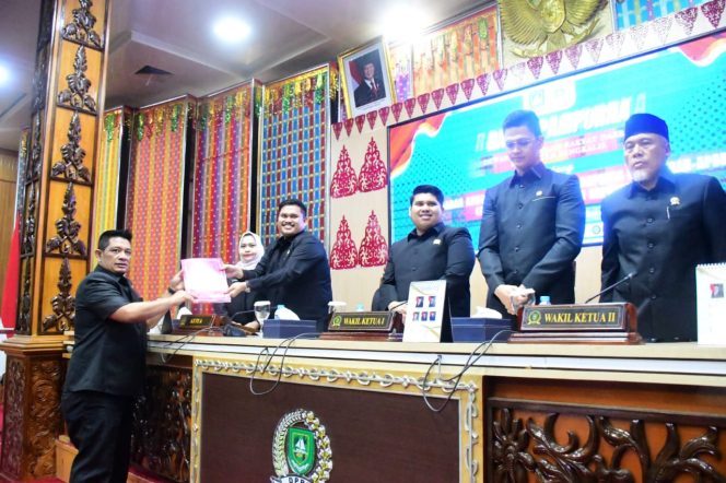 
 Pimpinan DPRD Saat menyerah kan hasil pengesahan APBD 2025