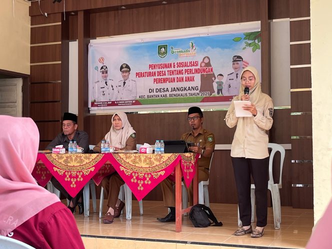 
 Pj. Kepala Desa Juminah SE, Bersama para Nara sumber di kegiatan sosialisasi perdes perlindungan perempuan dan anak