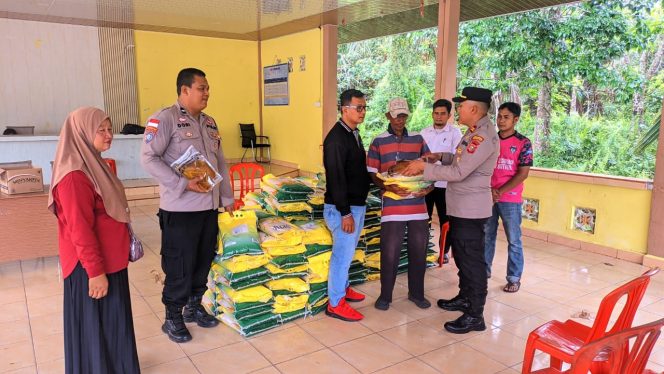 
 Polsek Bengkalis menyerahkan sembako secara simbolik kepada Pj. Kades Sungai Batang