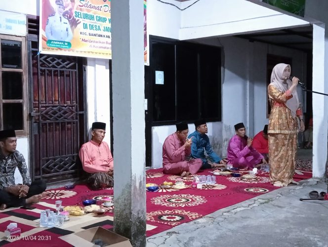
 Pj. Kades Jangkang, Juminah SE sedang menyampaikan sambutan