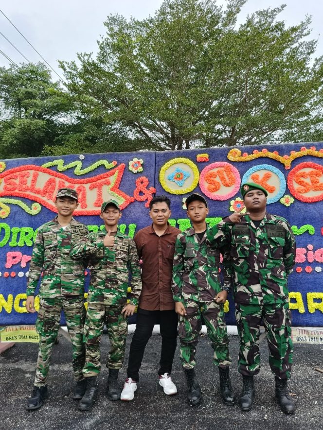 
 Personil sanggar ruang karya bersama sejumlah anggota TNI Kodim 0303