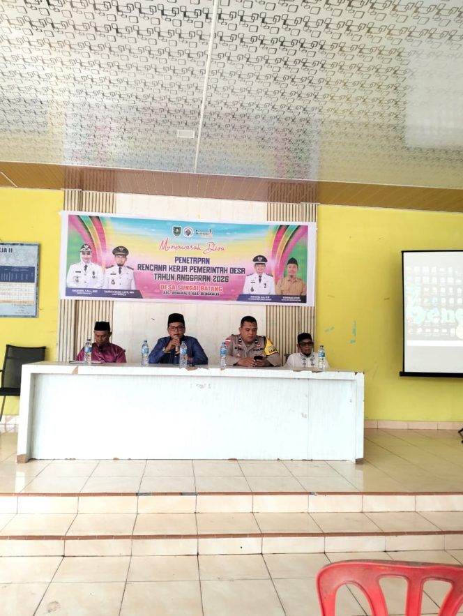 
 Pj. Kades Budiman, SE, MM Bersama Ketua BPD M. Efendi dan tokoh lainnya di pembukaan musyawarah