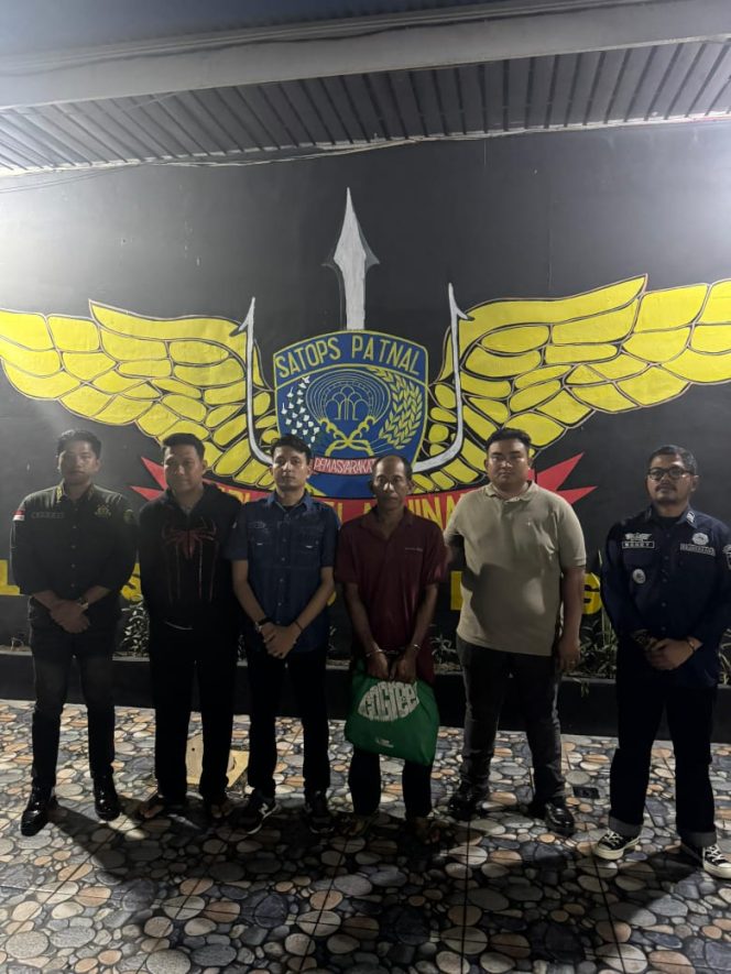 
 Tim Kejari bersama tersangka kasus perambah hutan