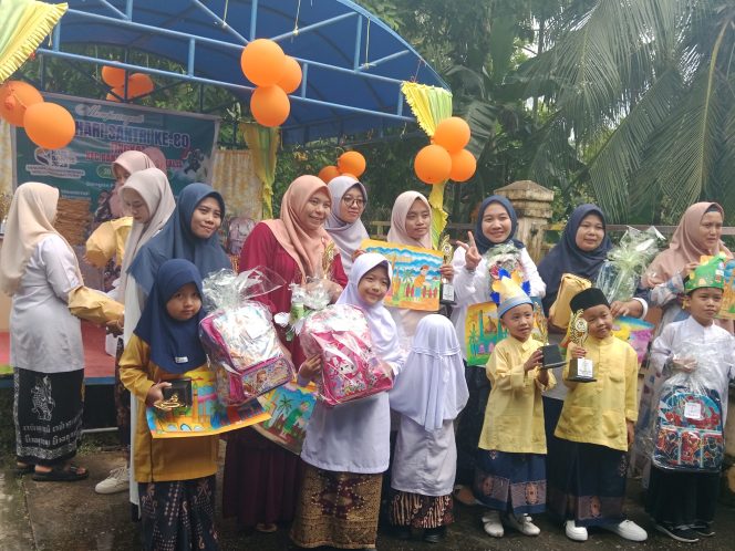 Wali santri bersama santri serta guru RA poto bersama saat penyerahan hadiah