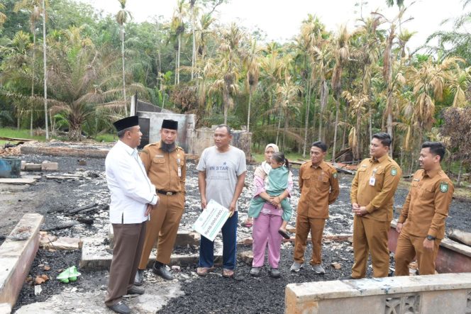 
 Bupati Bengkalis di wakilkan Asisten Ahli bidang Pemerintahan Andris Wasono bersama ketua Baznas seta rombongan melakukan penyerahan santunan kepada korban kebakaran