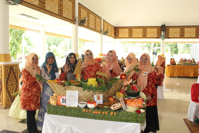 
 Tim DWP DPMD saat mengikuti lomba merias tumpeng
