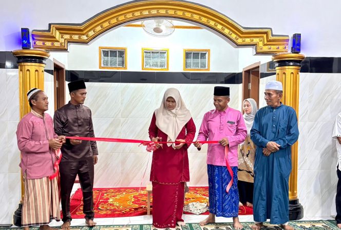 
 Pj. Kades Jangkang Juminah SE, melakukan pemotongan pita tanda peresmian
