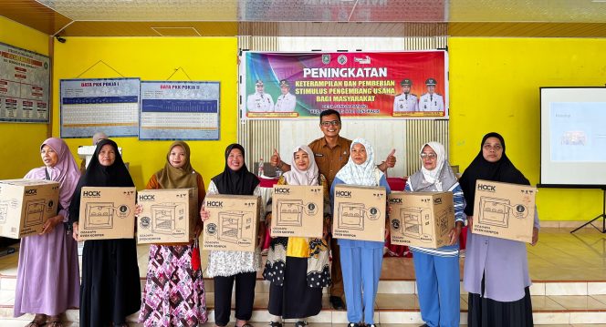 
 Pj. Kades Sungai Batang Budiman SE, MM menyerahkan alat untuk stimulasi usaha