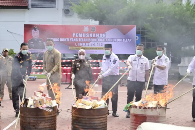 
 📸 Pemusnahan barang bukti dari 395 perkara pidana yang telah inkrah.