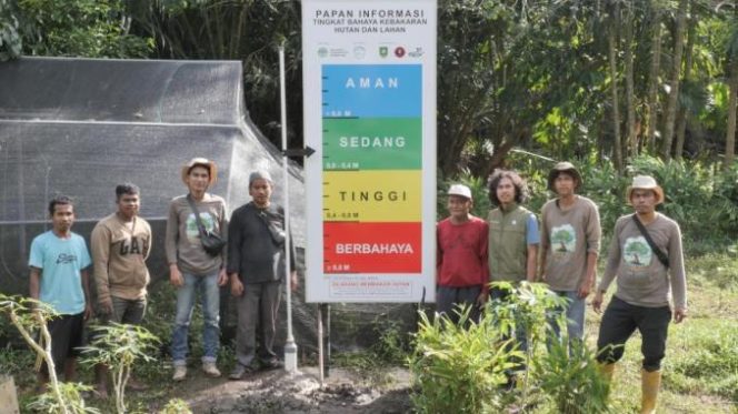 
 📸 Petugas Yayasan Gambut terlihat bersama warga Desa Pematang Duku saat pemasangan Fire Danger Rating System (FDRS) di area gambut Bengkalis.
