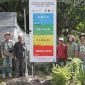 Petugas Yayasan Gambut terlihat bersama warga Desa Pematang Duku saat pemasangan Fire Danger Rating System (FDRS) di area gambut Bengkalis.