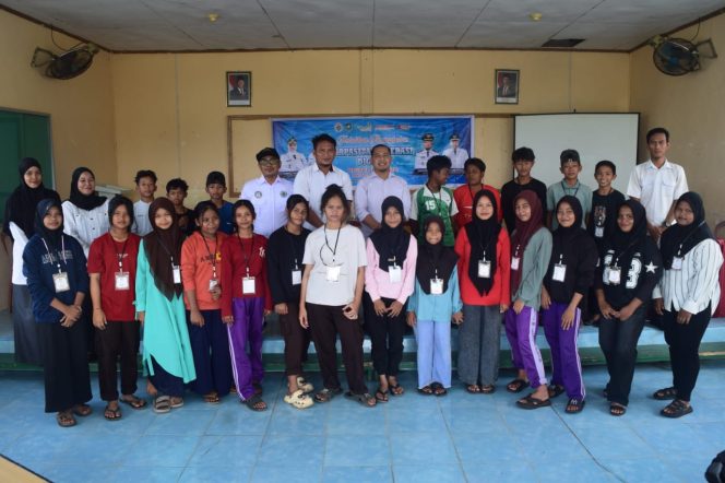 
 Pelatihan literasi remaja di Desa Kelemantan Barat