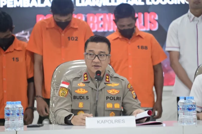 
 📸 Kapolres Bengkalis, AKBP Budi Setiawan paparkan penindakan pembalakan liar di Hutan Dusun Air Raja, Jumat, 12 Desember 2025.