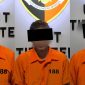 Polisi memperlihatkan kayu olahan dan chainsaw hasil penebangan liar di hutan Dusun Air Raja, Bengkalis.