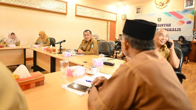 
 📸 Wakil Bupati Bengkalis Bagus Santoso memimpin Rapat Koordinasi Pengendalian Inflasi dan Program 3 Juta Rumah di Ruang Rapat Hang Jebat, 15 Desember 2025.
