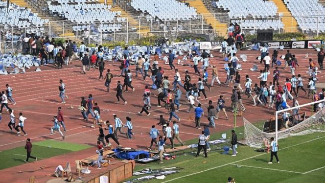 
 📸 Kerusuhan di Salt Lake Stadium, Kolkata, saat penggemar tidak bisa melihat Lionel Messi dalam tur GOAT India Tour 2025.