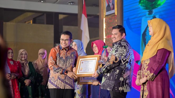 
 📸 Ketua DPRD Bengkalis saat Mewakili Bupati Bengkalis menerima penghargaan Anugerah Baiduri ke-14.