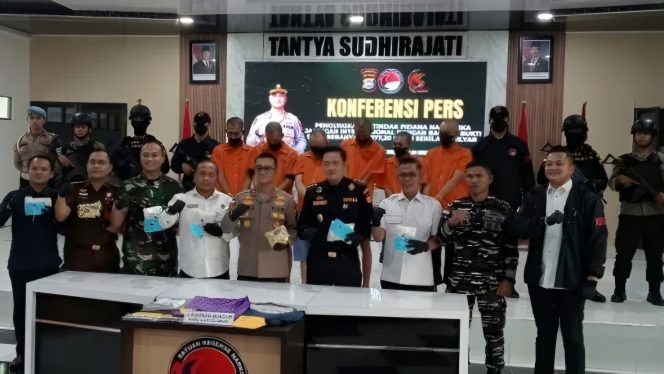 
 📸 Konferensi pers pengungkapan narkoba jenis sabu jaringan internasional seberat 4,48 kilogram.