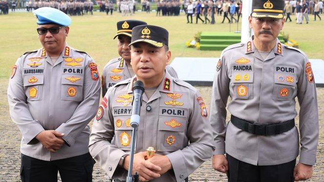 
 📸 Kapolda Riau Irjen Pol Herry Heryawan memimpin upacara PTDH terhadap 12 personel di Pekanbaru, Kamis (29/1/2026).