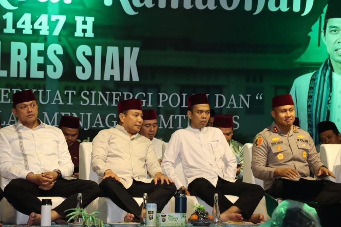 
 📸 UAS  didampingi Kapolres Siak di acara Tabligh Akbar Ramadhan 1447 H di Polres Siak, Jumat malam.