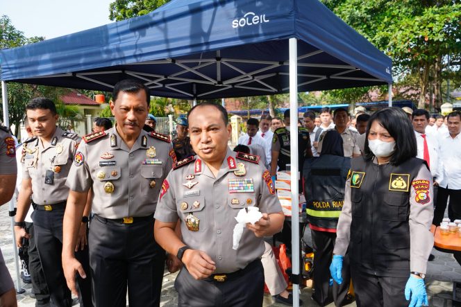 
 📸 Kapolda Riau, Irjen Pol Herry Heryawan ikut menjalani tes urine sebagai bagian pengawasan internal, Senin, 23 Februari 2026.