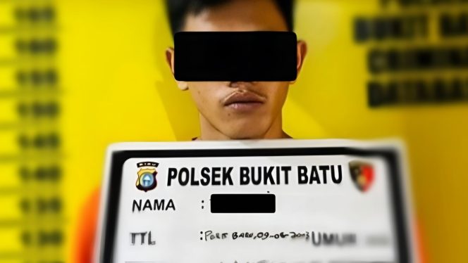 
 📸 Tersangka H (22) diamankan Polsek Bukit Batu terkait kepemilikan 13 paket sabu serta barang bukti lainnya.
