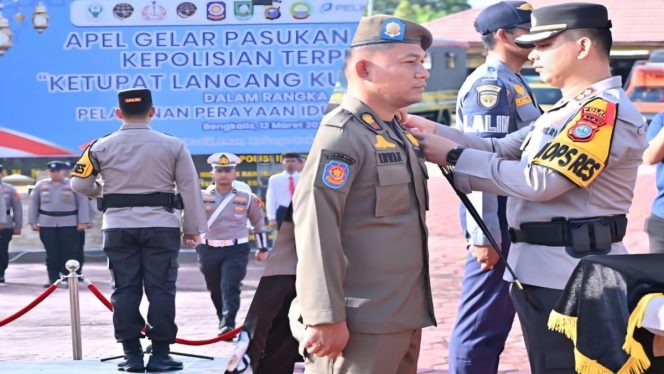 
 📸 Kapolres Bengkalis Fahrian Saleh Siregar memimpin apel gelar pasukan Operasi Ketupat Lancang Kuning 2026 di halaman Polres Bengkalis.