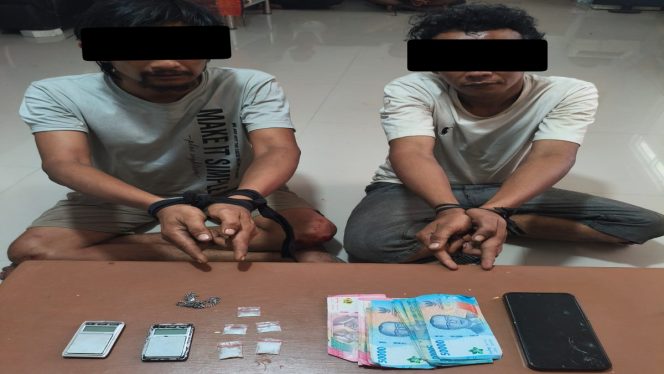 
 📸 Polisi mengamankan dua tersangka dan barang bukti sabu di Mandau, Bengkalis, 19 Maret 2026.
