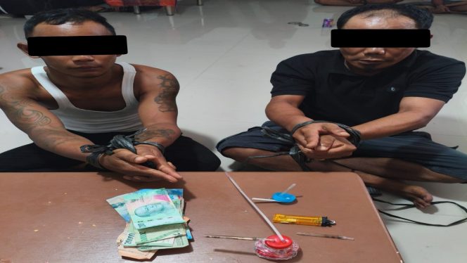 
 📸 Dua tersangka dan barang bukti sabu diamankan polisi di Mandau, Bengkalis.
