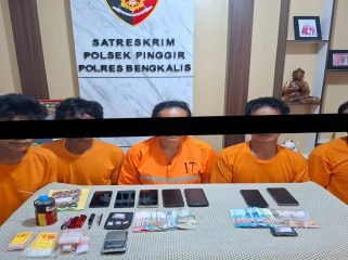 ๐ธ Lima tersangka dan barang bukti sabu hasil pengungkapan Polsek Pinggir, Bengkalis.