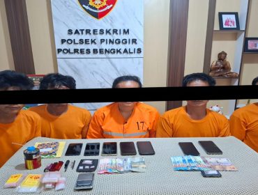 ๐ธ Lima tersangka dan barang bukti sabu hasil pengungkapan Polsek Pinggir, Bengkalis.