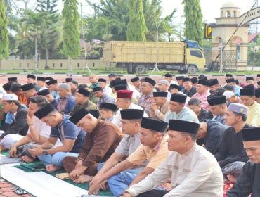 ๐ธ Warga dan personel kepolisian mengikuti Sholat Idul Fitri di Mapolres Bengkalis, Sabtu, 21 Maret 2026.