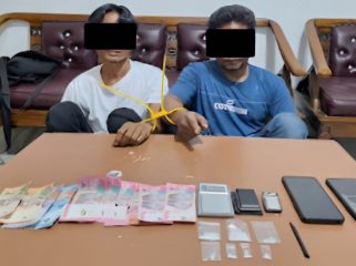 📸 Dua tersangka dan barang bukti yang diamankan polisi.
