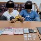 📸 Dua tersangka dan barang bukti yang diamankan polisi.
