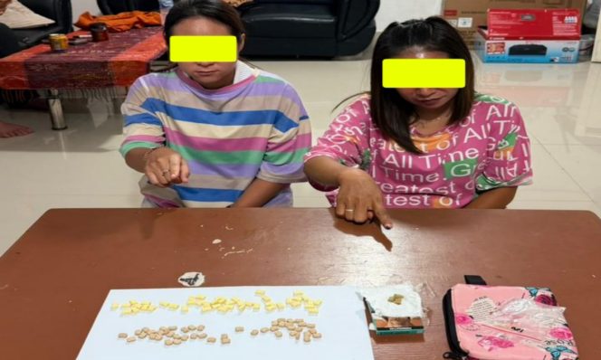
 📸 Dua tersangka perempuan bersama barang bukti pil ekstasi hasil penggerebekan di tempat hiburan malam di Mandau, Bengkalis.
