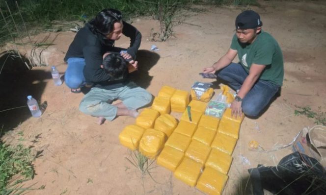 
 📸 Polisi menyita 16,3 kilogram sabu dan puluhan ribu ekstasi dari dua tersangka di Pekanbaru.
