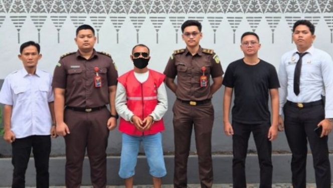 
 📸 Tim intelijen Kejari Bengkalis menangkap terpidana korupsi lahan HPT Surya Putra yang buron selama empat tahun, Senin (30/3/2026).
