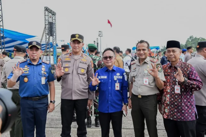 
 📸 Sekretaris Daerah, dr. Ersan Saputra dan rombongan, foto bersama usai Apel Nasional Kesiapsiagaan Penanganan Karhutla di Lanud Roesmin Nurjadin, Pekanbaru, 5 Maret 2026.